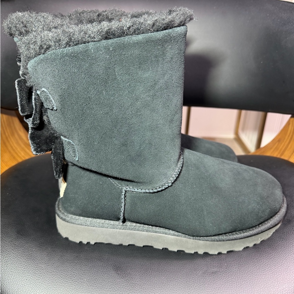 UGG Bailey Bow Velvet Ribbon Boots Women's Size 9. S/N 1118854